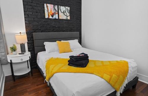 Near South Side Apartment | Spacious 420 friendly 3BR-2Ba Near McCormick and Museums
