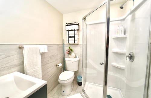 East Somerville Apartment | Spacious 4BDR 2BA Retreat near T-Station- 5 Mins to Boston