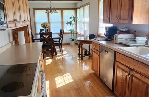East Bloomington House | Spacious 5-bedroom house in pleasant Bloomington MN with AC