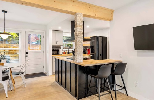 Dicken House | Spacious 6BR Home w/Jacuzzi, Walk to Big House!