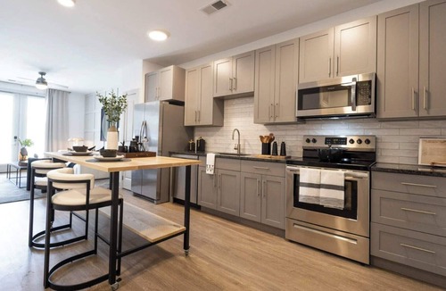 East Walnut HIlls Apartment | Spacious 8BR 8BA combined Apartments Near Downtown Cincinnati