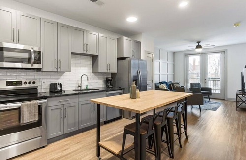 East Walnut HIlls Apartment | Spacious 8BR 8BA combined Apartments Near Downtown Cincinnati