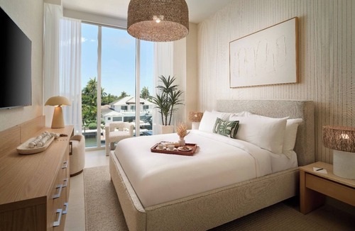 17th Street Causeway Hotel | Spacious Balcony Retreat Close to Fort Lauderdale Beach – Recharge in Modern Ele
