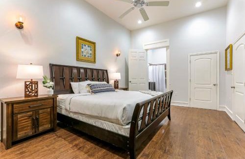 Faubourg Lafayette Apartment | Spacious Condo w Pool & Courtyard Near French Quarter