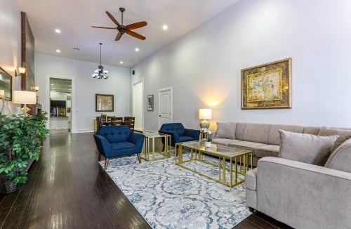 Faubourg Lafayette Apartment | Spacious Condo w Pool & Courtyard Near French Quarter