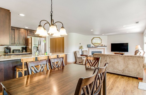 Chelan Condo | Spacious condo with pool - across from Don Morse City Park & lake access