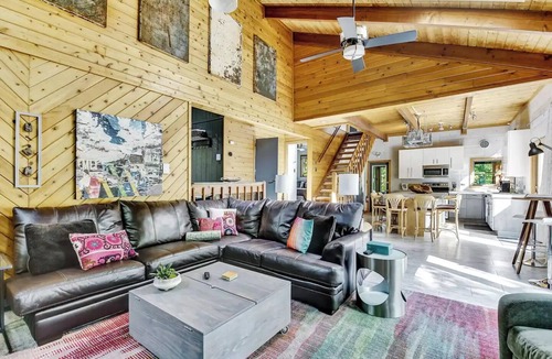 Bushkill Cabin | Spacious "Design Lodge" In Woods - Bushkill