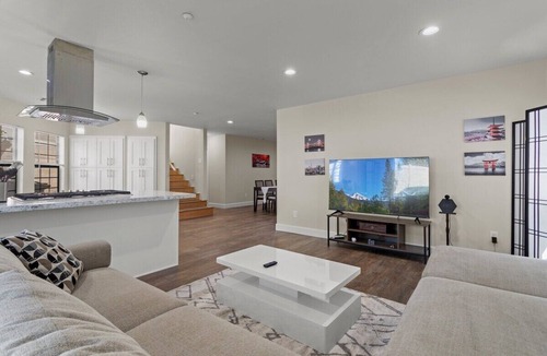 Burbank House | Spacious Elegance in the Hills