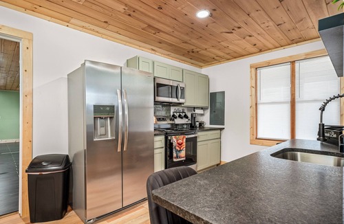 Crossville Cabin | Spacious Get Away: Mt. View Cabin fully equipped kitchen ONLY 15min to Town