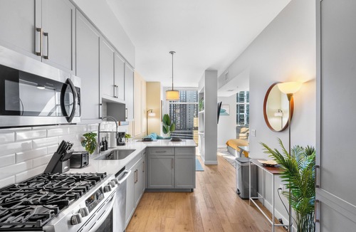 The Gulch Apartment | Spacious High-Rise Studio On Broadway - WiFi, Utilities, In-Unit WD included.