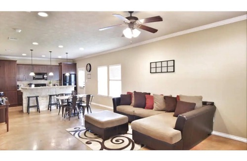 Wellborn House | Spacious Home - 4 bd/4 bth - Mins from Kyle Field