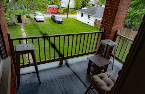 York House | Spacious Home a mile away of York expo center with free parking lot.