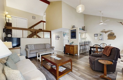Harbor Springs Condo | Spacious home w/shared tennis & pool - close to lake