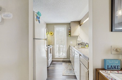 Harbor Springs Condo | Spacious home w/shared tennis & pool - close to lake