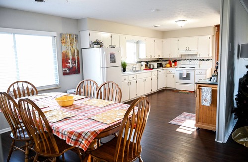 Seymour House | Spacious! King beds! Fenced backyard! Dollywood 25 min. 5 beds 2.5 baths!
