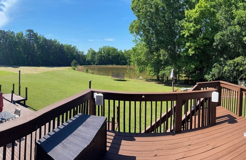 Covington House | Spacious Lake Front Retreat 7bd Slps 14+, Hoops, Gym, Deck, Theater Chez Sah Wah