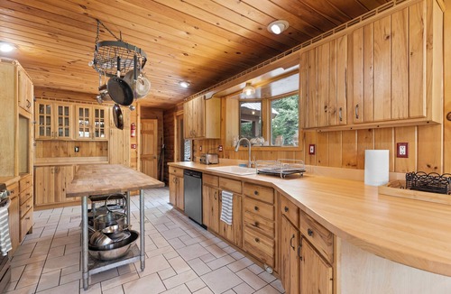 Warrensburg Cabin | Spacious log cabin in Warrensburg w/Hot Tub: 15 Mi to Lake George