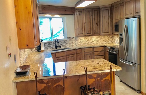 Mountain House Condo | Spacious Luxury Condo Private Hot Tub and Sanua in Unit 1000' to ski lift