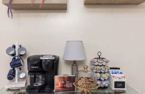 Ellendale House | Spacious Memphis Townhouse - Perfect for Families, Groups & Remote Work!