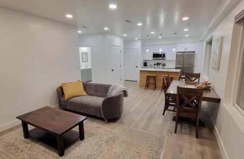 Mapleton Apartment | Spacious & Modern Apartment, close to Universities and Mountains