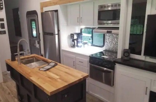 McDonald House | Spacious, private 5th wheel camper
