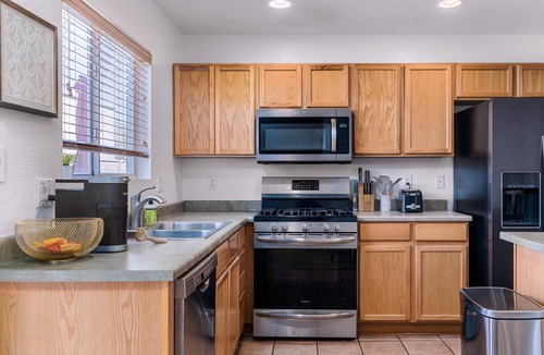 Albuquerque House | Spacious, Quiet Home in Gated Community, Family Friendly, King Bed, 3 Parkings