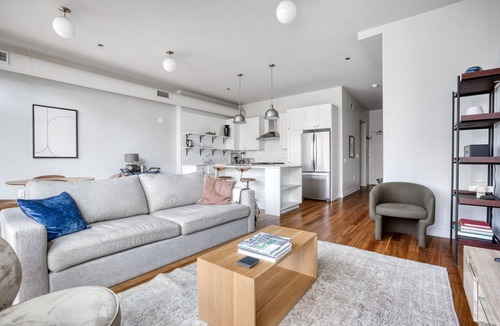 Near North Side Apartment | Spacious River North 3BR w/Gym, Rooftop, walk to L & Park, by Blueground (ID #CHI323)