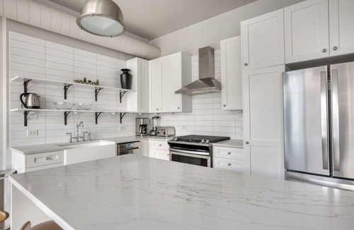 Near North Side Apartment | Spacious River North 3BR w/Gym, Rooftop, walk to L & Park, by Blueground (ID #CHI323)