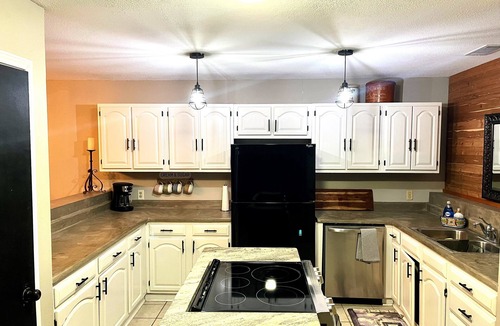 Cedar Creek House | Spacious rustic retreat with fireplace, outdoor ambiance close to hiking trails.