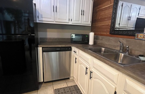 Cedar Creek House | Spacious Rustic Retreat with Animals. Sleeps 10. Close to COTA & Bastrop