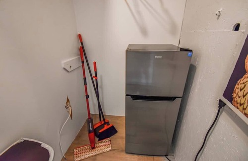 Dupont House | Spacious Studio with King Bed & Fast WiFi