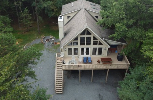 Lake Harmony Estates House | Spectacular Chalet, Hot Tub ,Pool Table, Foosball Table, Fire Pit, Near Slopes