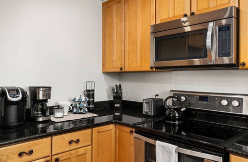Littleton House | Spectacular Mountain View in Centennial - minutes from shopping and restaurants!