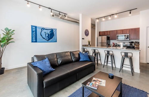 Downtown Memphis Apartment | Sports Fan's KING SUITE downtown with POOL & GYM