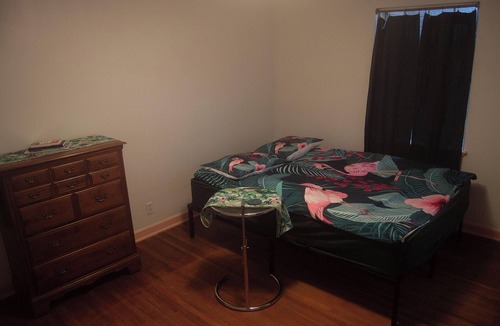 Ottawa Apartment | Spotless, Retro and Newly Remodeled Locale