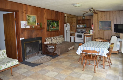 Lakeside Cottage | *SPRING DISCOUNT!* (See description) Two Bedroom Cottage with Private Beach!