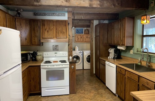 Pagosa Springs Cabin | Spruce Moose Lodge: creek-front rustic cabin in the San Juan National Forest