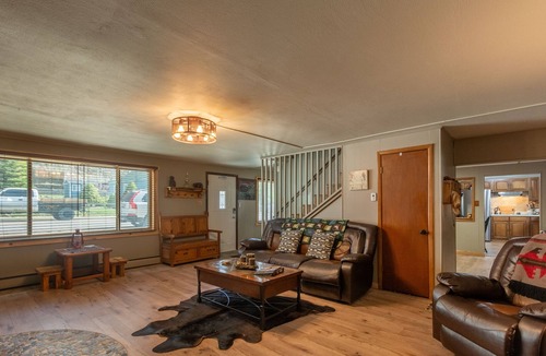 Idaho Springs House | Stay ahead of the traffic! Enjoy Hot Springs & Historic Downtown Idaho Springs