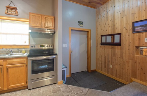 Ohiopyle Apartment | Stay In Ohiopyle, Closest to the GAP trail, Hot Tub