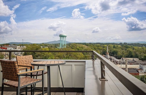McMinnville Condo | Stay in the spacious 2BR Squad Room in McMinnville, TN!