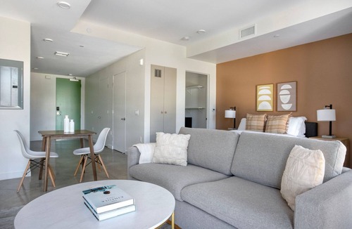 Palms Apartment | Stellar Culver City Studio w/Gym, Lounge & Grill, nr 405, by Blueground