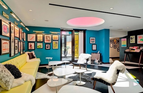 West Fens Hotel | Steps away from Fenway Park! 2 Pool View Units with Balcony! Pets Allowed, Pool!