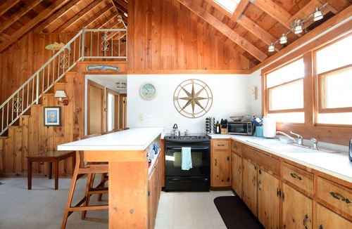 North Eastham House | Steps to a private bay beach from this private & Charming Cape! Book this Fall!