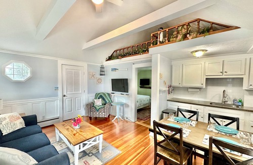 Hyannis Cottage | Steps to the Ocean! Perfect Location!