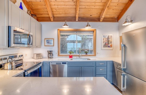 Manzanita House | Steps To the Ocean, With Panoramic Views, Ocean-View Deck in Manzanita!