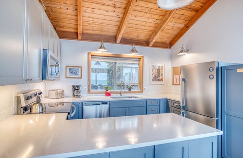 Manzanita House | Steps To the Ocean, With Panoramic Views, Ocean-View Deck in Manzanita!