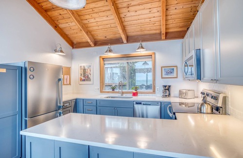 Manzanita House | Steps To the Ocean, With Panoramic Views, Ocean-View Deck in Manzanita!