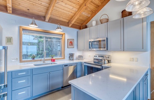 Manzanita House | Steps To the Ocean, With Panoramic Views, Ocean-View Deck in Manzanita!