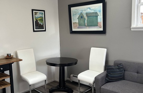 Devil's Thumb - Rolling Hill Apartment | Studio Apartment with Trails and City Life