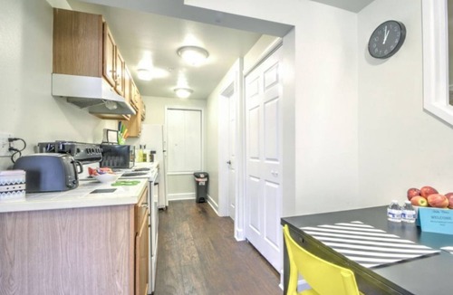 Broadway Apartment | Studio in heart of Capitol Hill – Apt D